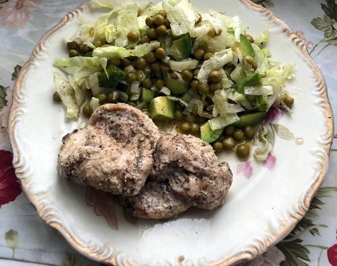 Запечённая куриная грудка и салат с авокадо