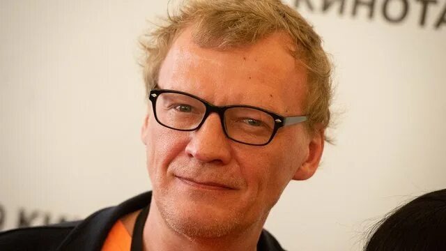 Сбежал в Канаду, но не сложилось и вернулся в Россию. Как теперь складывается жизнь актера Алексея Серебрякова? Чем занимается?