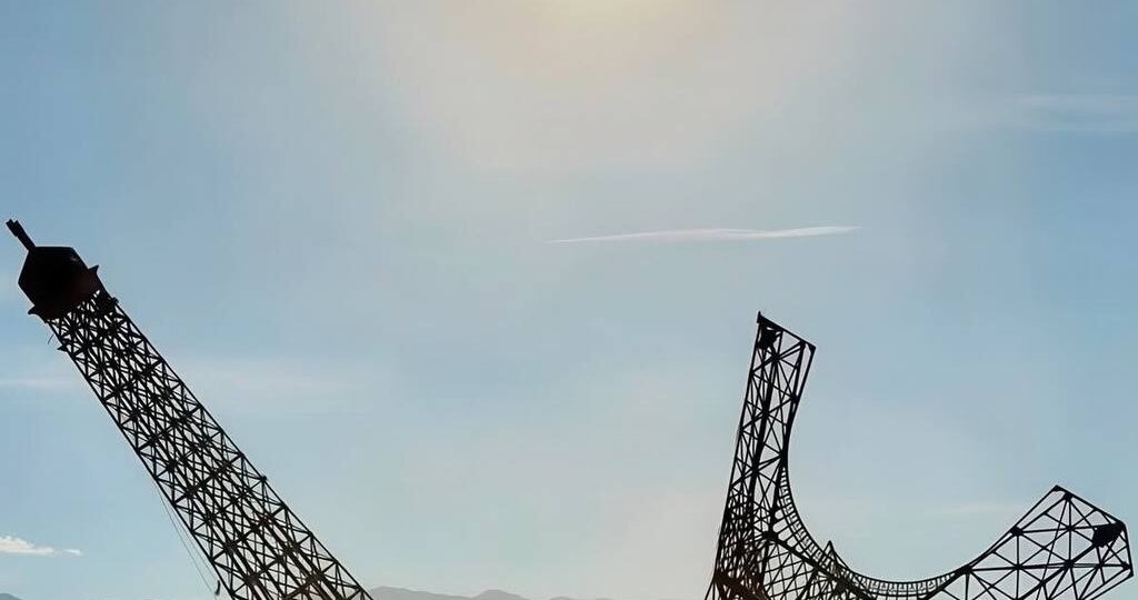 Доброе утро от художника Филиппа Мэндрона, который для фестиваля Burning Man создал разрушенную Эйфелеву башню
