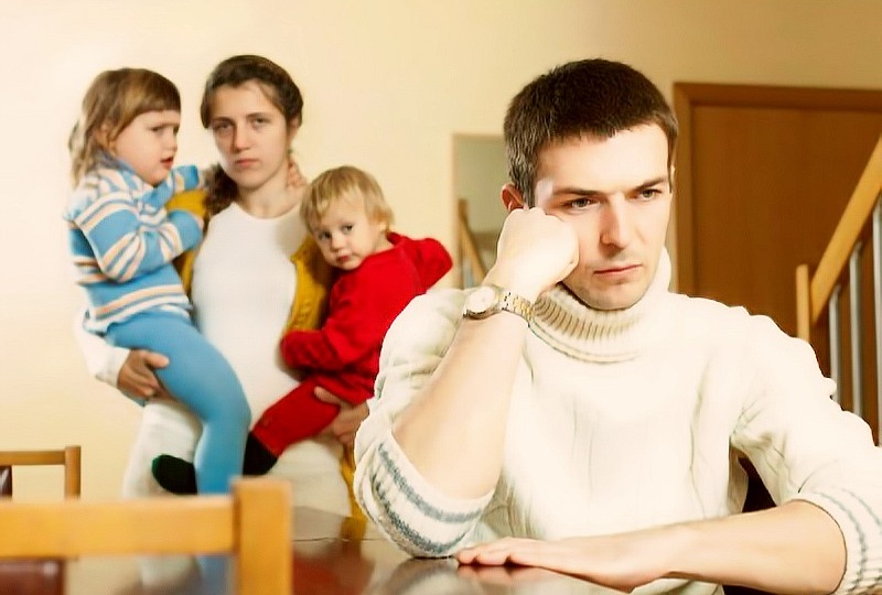 "Любишь меня — люби и моего сына": почему мужчины массово бегут от общего быта с разведенными женщинами 🤷‍♂️