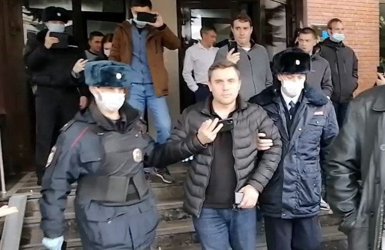 Доставка блогера, известного всей стране, коммуниста Николая Бондаренко в суд.