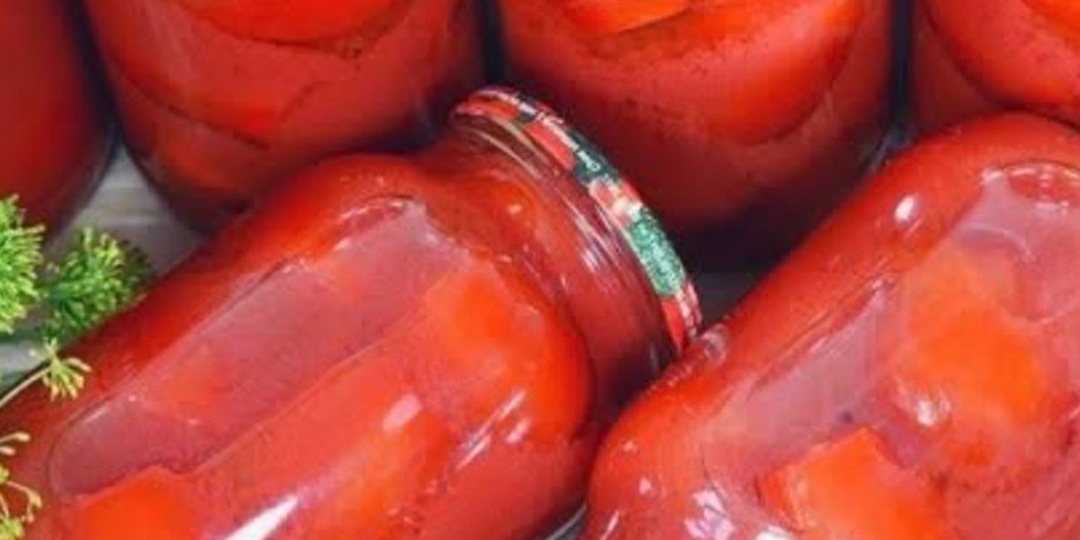 Этот рецепт отличается невероятным вкусом. Помидоры, консервированные в собственном соку, — настоящее кулинарное наслаждение.