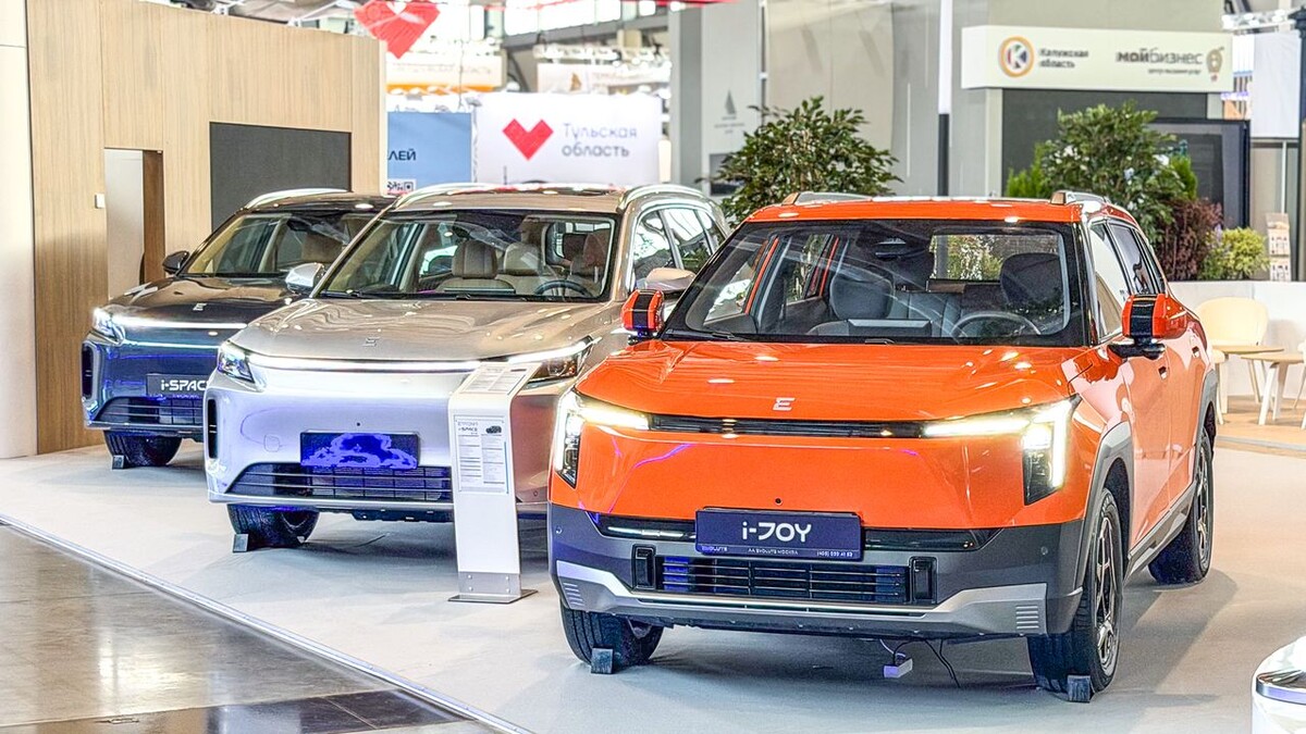    Автомобили Evolute. Фото Константин Завьялов / «Автоновости дня» с международной промышленной выставки «Иннопром»