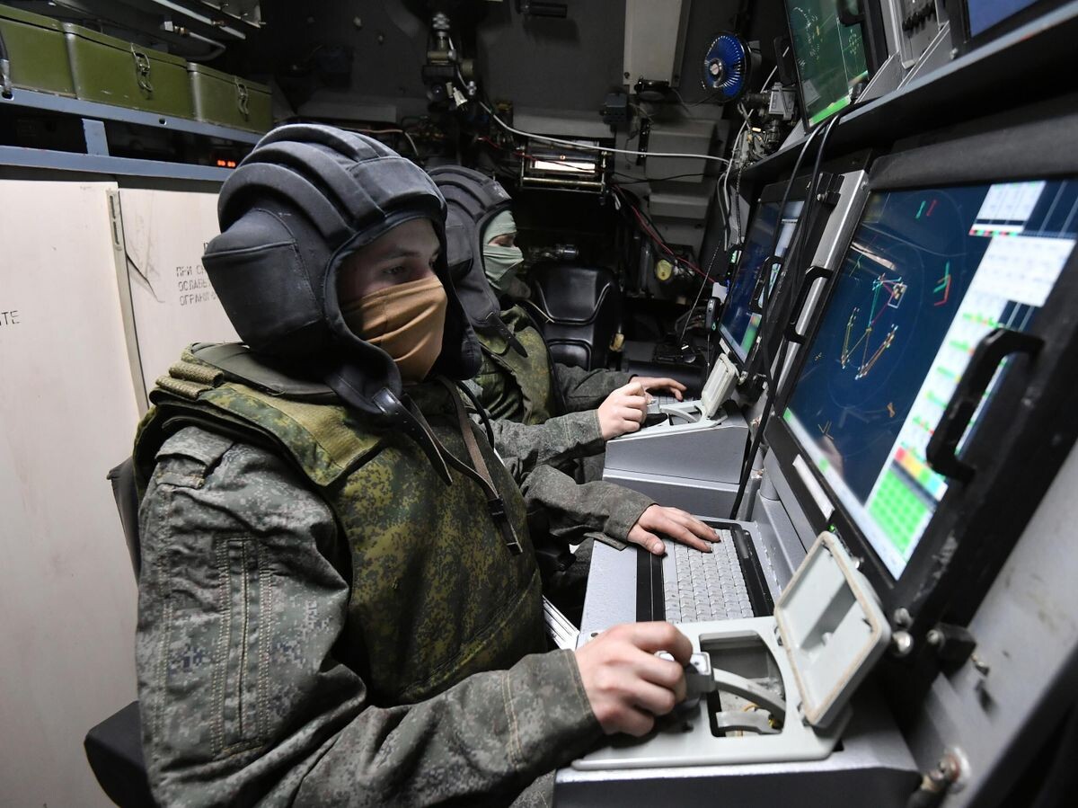    Военнослужащие России на рабочих местах в машине боевого управления сил противовоздушной обороны | © РИА Новости / Евгений Биятов