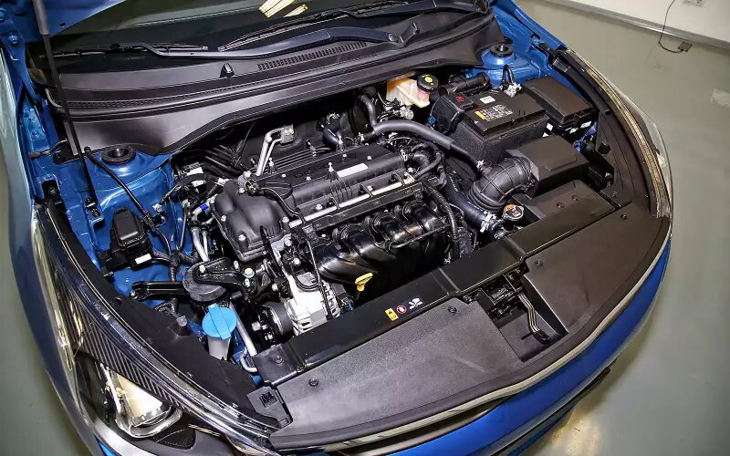  Kia Rio буквально одинаковое подкапотное пространство