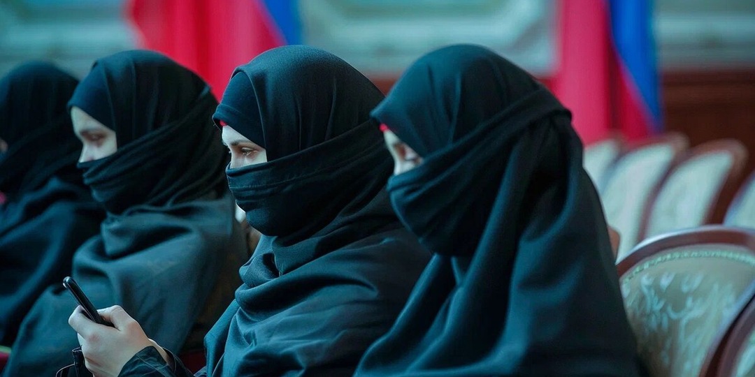 Бородачи и женщины в хиджабах устроили погром в ТРЦ. Перед этим набрали целые баулы