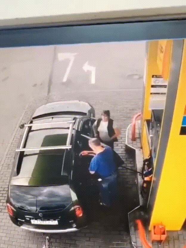 Мужчина решил залить бензина в пластиковую канистру, которая к тому же стояла в салоне авто.