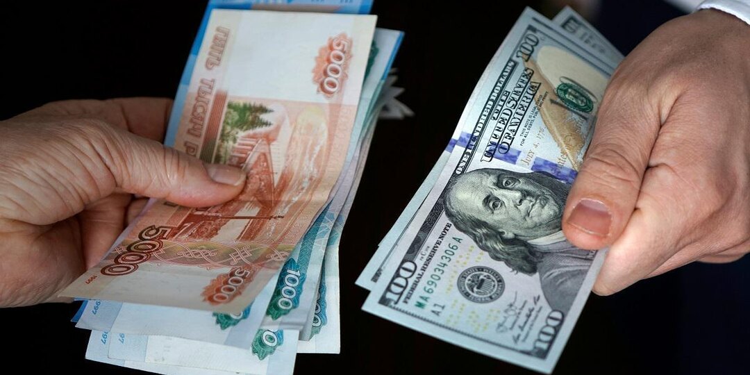 Ваша зарплата в долларах: сколько реально она стоит?