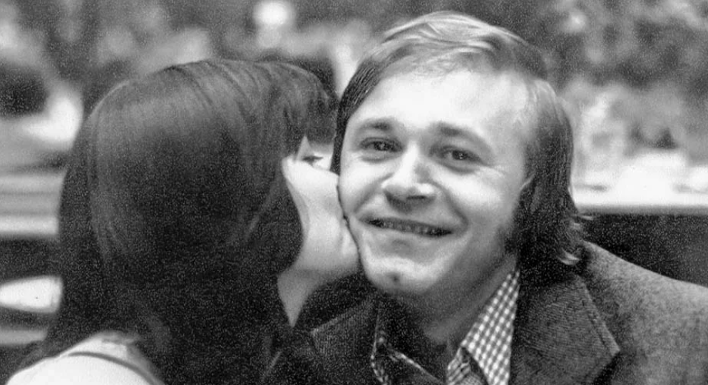 Он называл жену "олененком", исполнял любой каприз, а умер, подозревая ее в измене: Евгений Мартынов и его Эвелина
