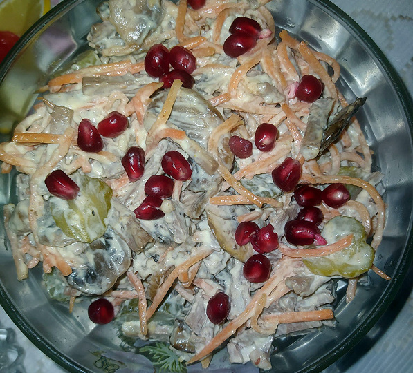 Салат с говядиной, грибами и морковкой по-корейски
