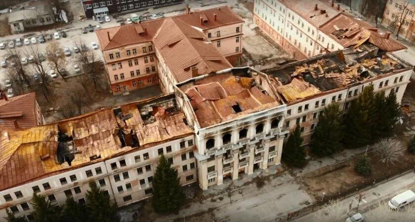 В Рязани загорелось здание бывшего училища связи