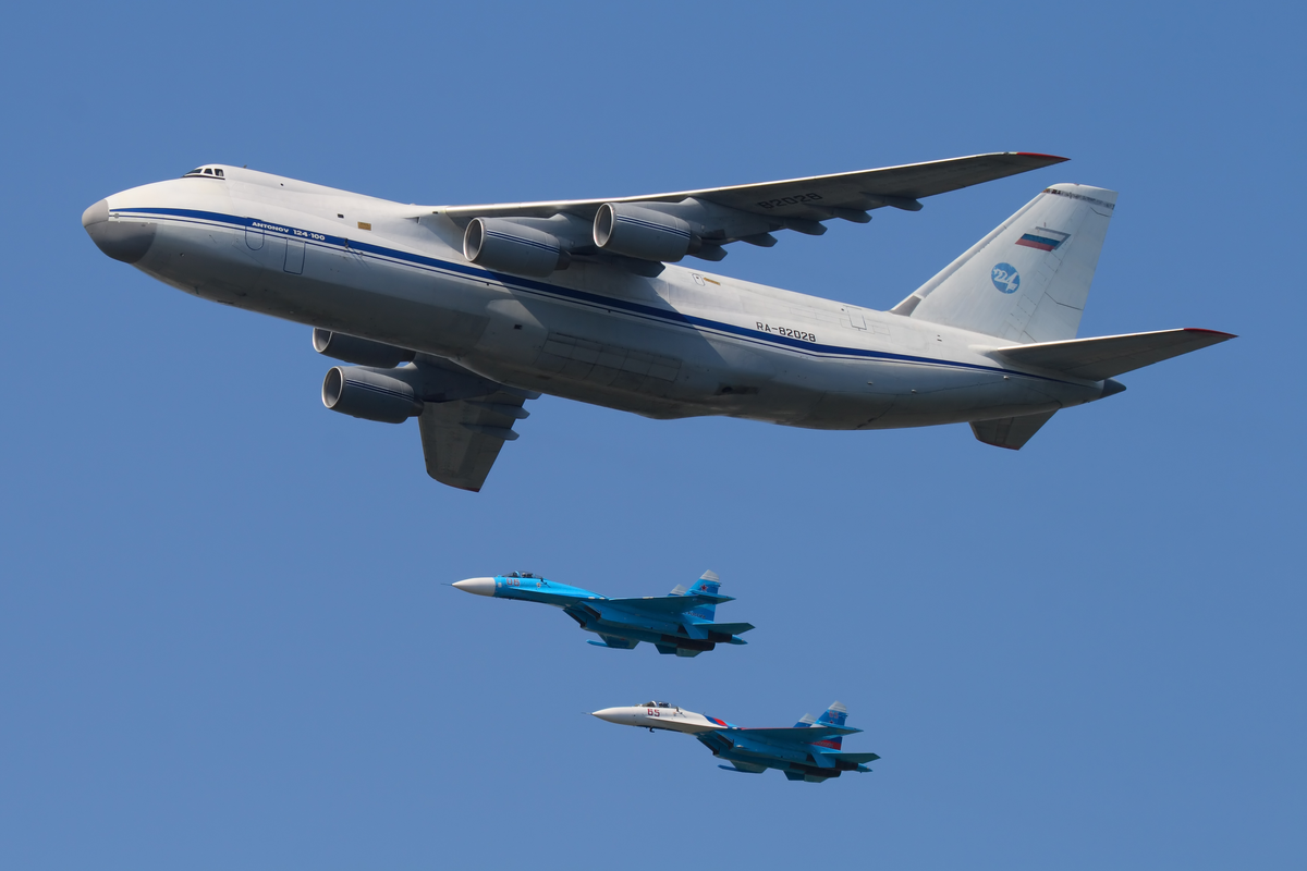    Ан-124 «Руслан» // Источник изображения: Сергей Кустов, Wikimedia Commons, CC BY-SA 3.0 (https://commons.wikimedia.org/wiki/File:An-124_RA-82028_in_formation_with_Su-27_09-May-2010.jpg)