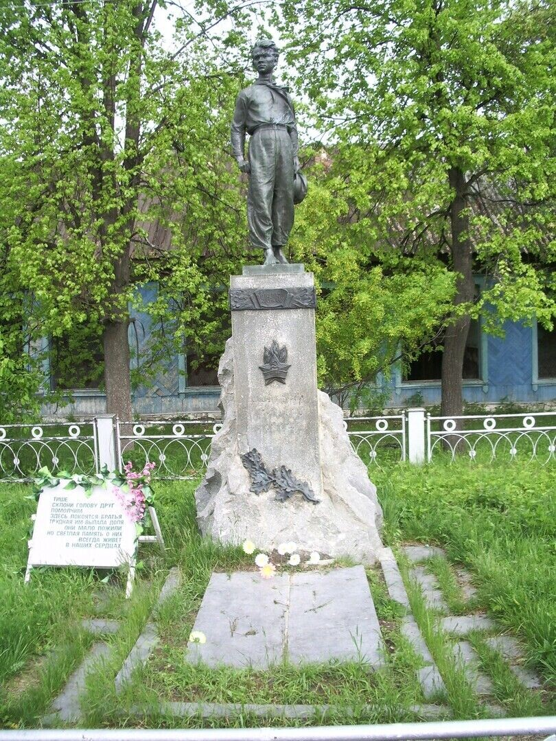 Помните о Павлике Морозове, юном пионере-герое!