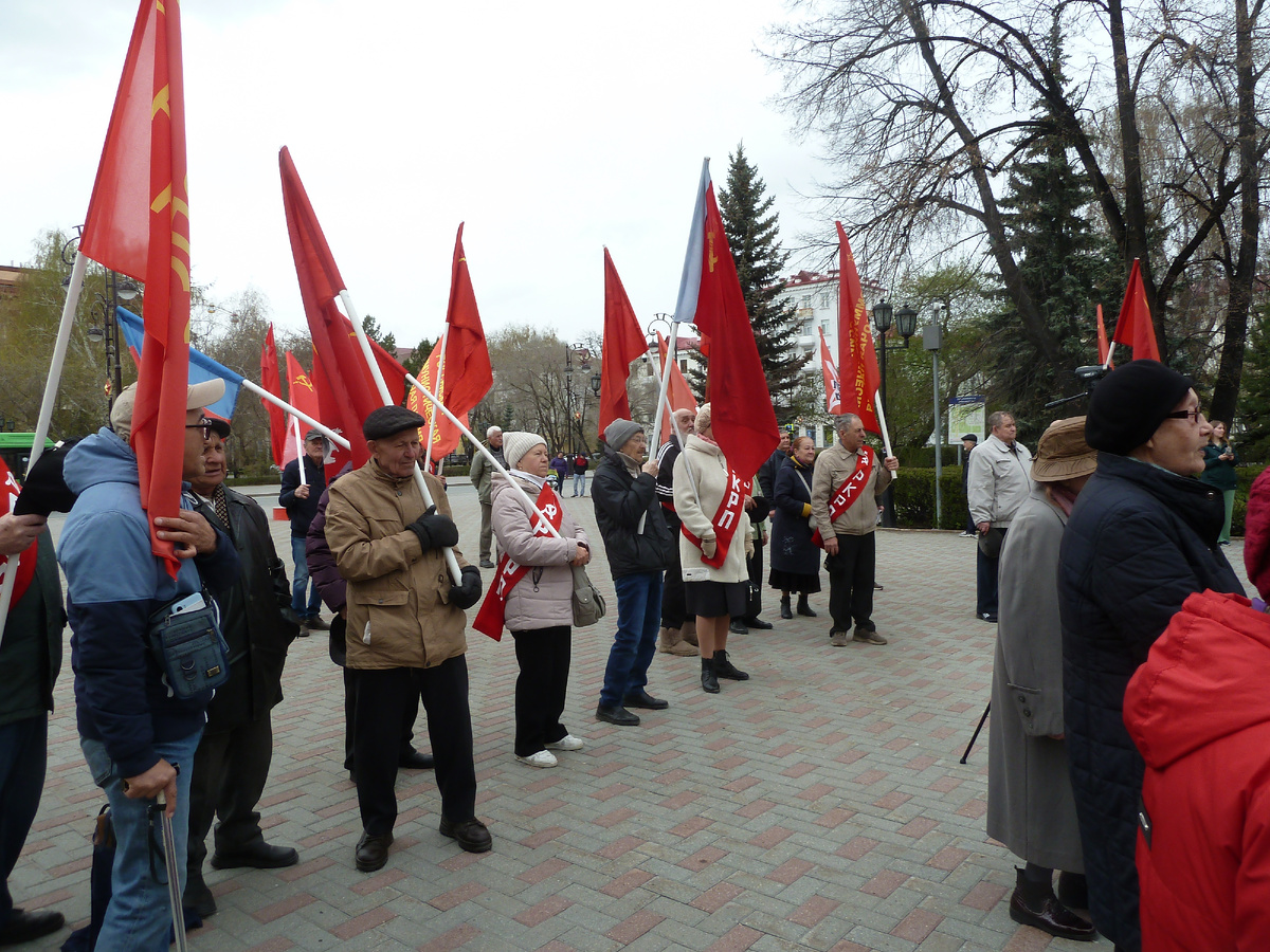 Собрание у памятника В.И. Ленину на Центральной площади г. Тюмени