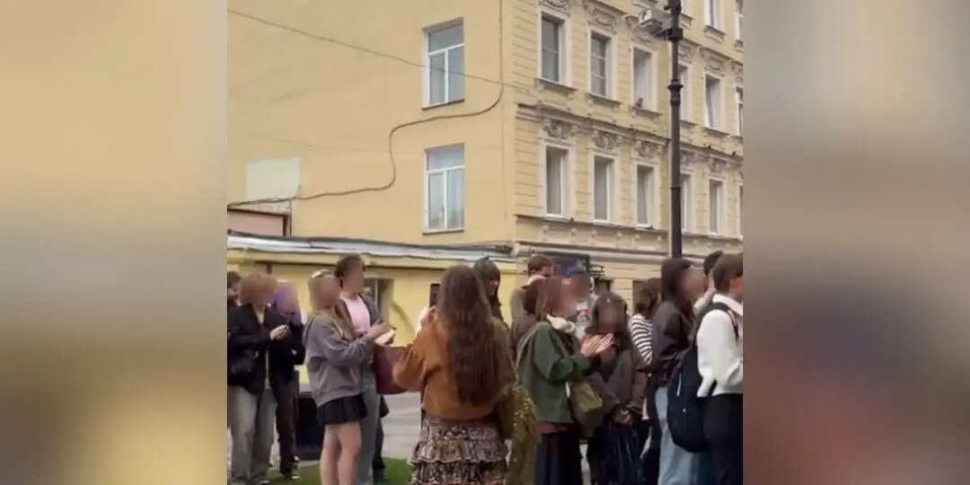 Сто человек выстроились в очередь за бесплатной шавермой у площади Восстания. А что это было?