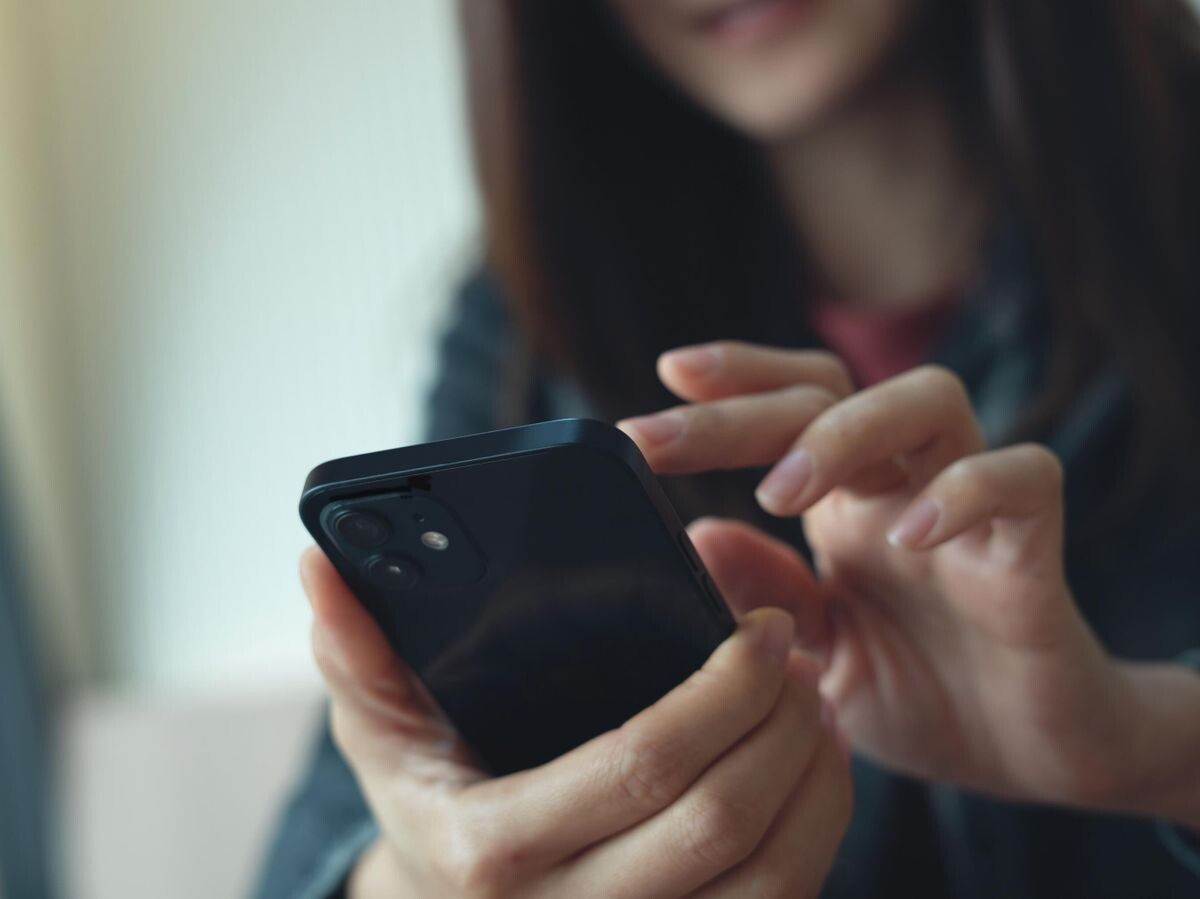    Девушка использует смартфон | © Shutterstock/FOTODOM / TippaPatt