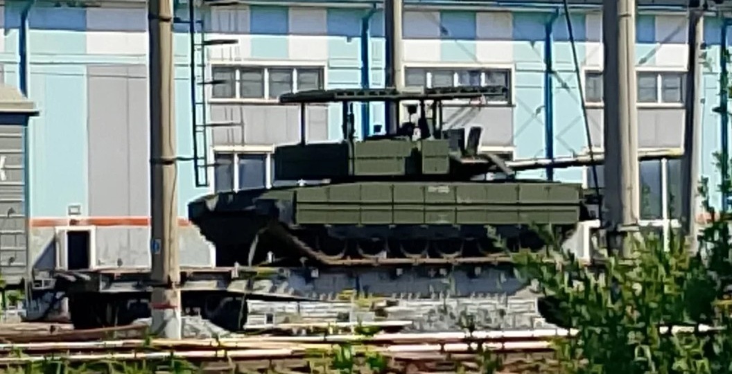 Модернизированный российский танк Т-80 с новой защитой