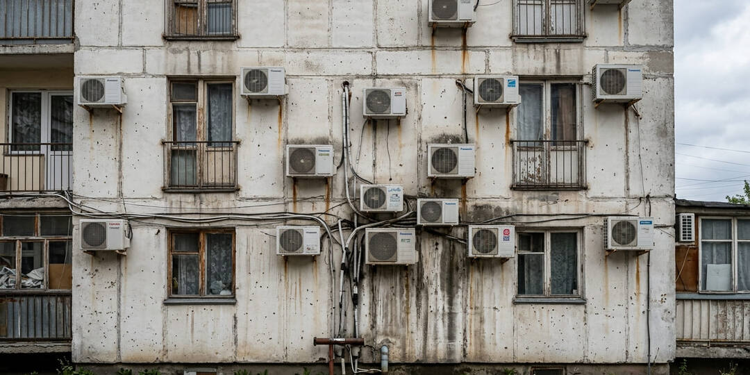 Блок кондиционера на фасаде: куда его вешать, чтобы не поругаться с соседями и не испортить дом