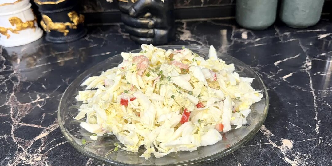 Салат с капустой, креветками и крабовыми палочками