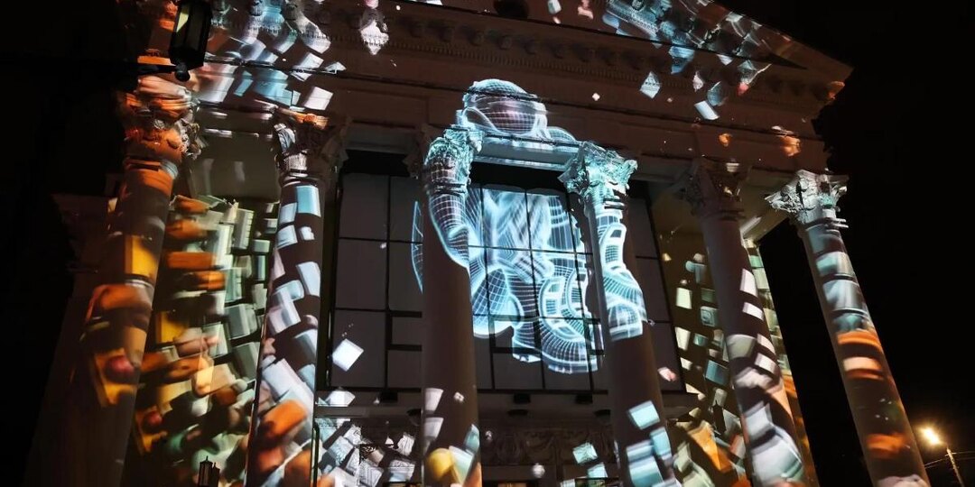 Фасад челябинского зала «Родина» на три вечера превратили в большой 3D-экран