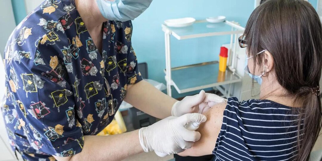 Жителей Челябинской области начали прививать от гриппа