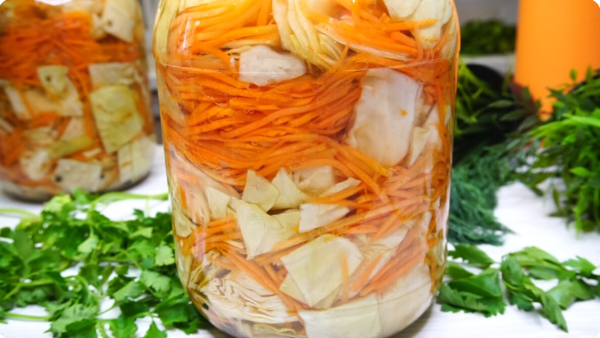Вкуснее квашеной. Заливаю капусту кипятком и можно хранить до самой весны в шкафу на кухне