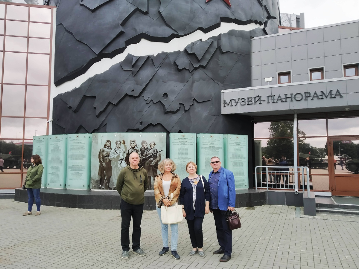  Музей-заповедник «Прорыв блокады Ленинграда». Где он находится, как туда доехать, как покупать билеты- все есть в сети, набирайте поиск или спросите ИИ.