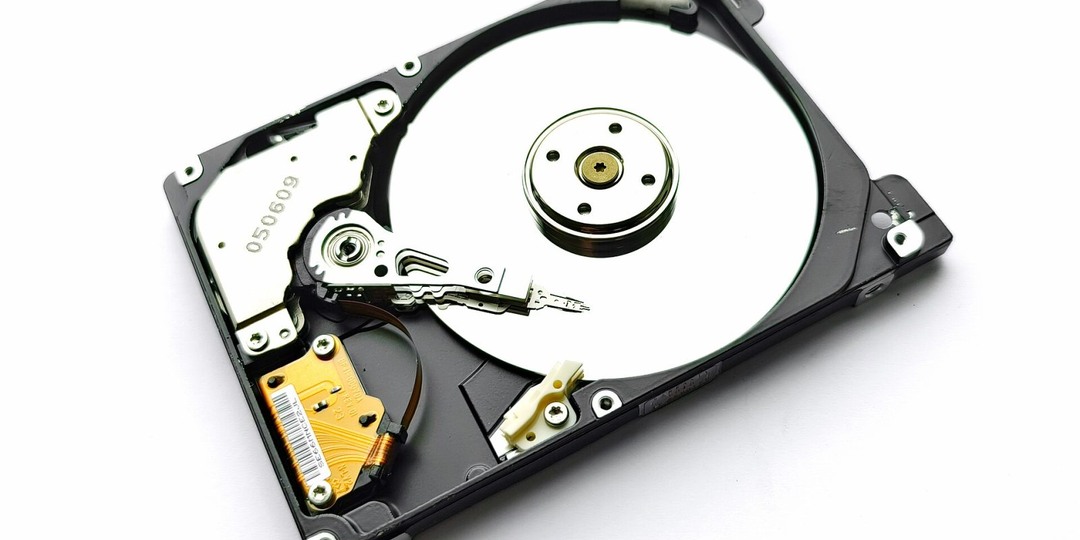 Почему у SSD нет движущихся частей, а у жёсткого диска они есть