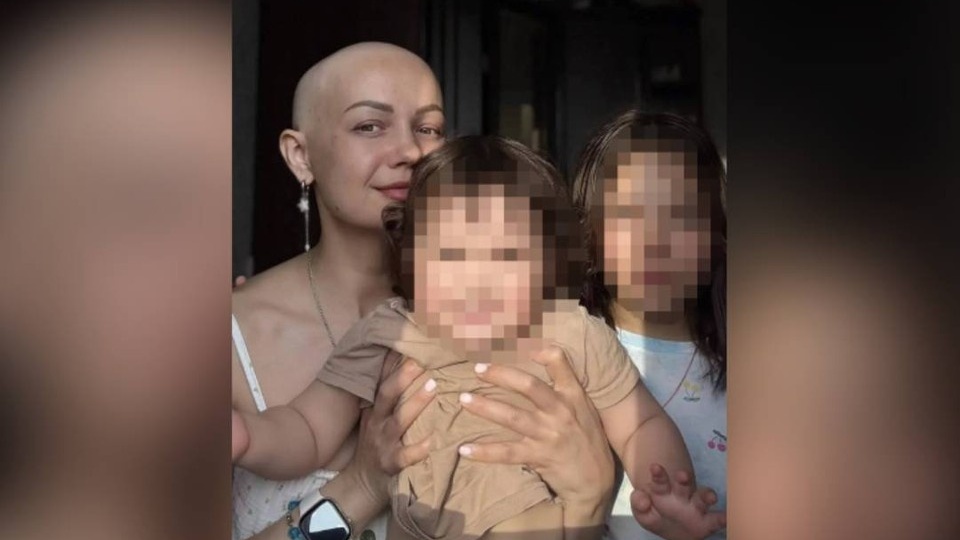 "Услышав диагноз, я плакала неделю": мать двоих детей оказалась на грани жизни и смерти после того, как ударилась спиной о шкаф