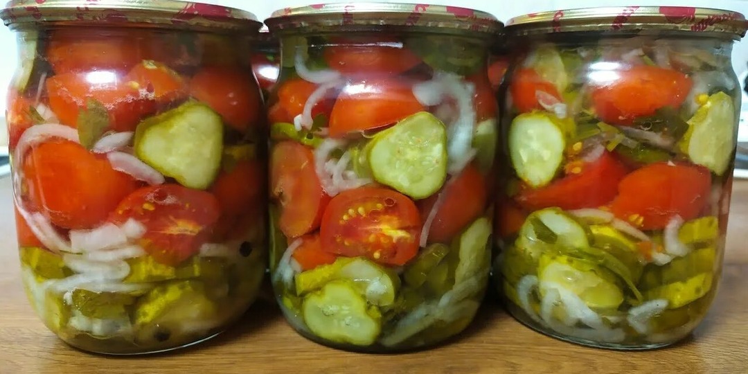 Салат из огурцов, помидоров и лука — отличная заготовка на зиму.