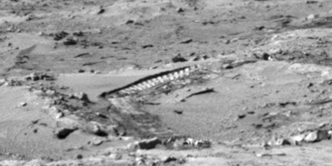 На снимке Curiosity заметили странную цепочку следов на Марсе — рядом не видно того, что могло их оставить