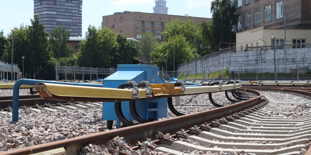 Почему поезда метро ездят по третьему рельсу и почему это безопасно
