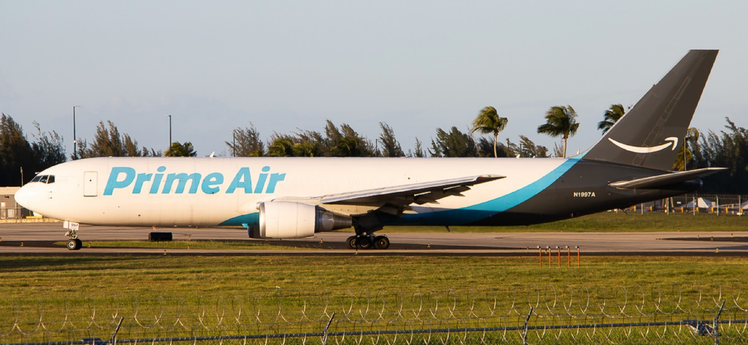 Boeing 767 Amazon выкатился за пределы полосы в Майами