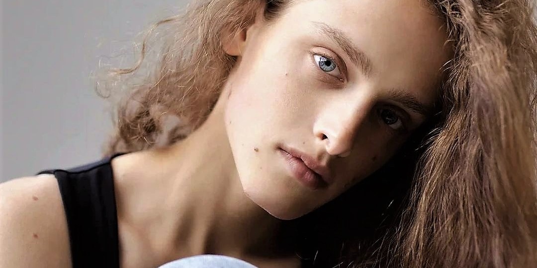 Мальчик-девочка, девочка-мальчик. Новая муза Chanel Адица Берзения: каноны красоты, воспетые прерафаэлитами, снова на пике