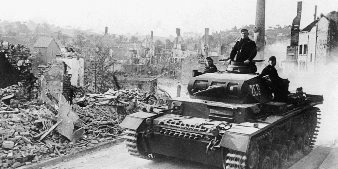 "Немцы бросили в наступление - 2000 танков. А наши самолёты отразили эту атаку и уничтожили много танков с помощью пушек и бомб"