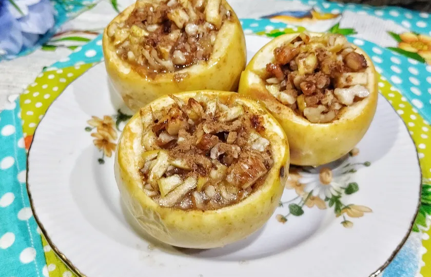 Запечённые яблоки: 8 вкусных идей с творогом, орехами, мёдом и корицей