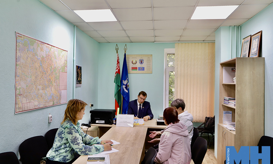 Срезать старое дерево, добавить лавочек: о чем просили жители на приеме у Артёма Цурана