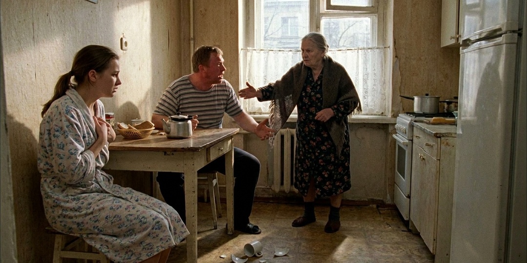 — Если она уйдёт, я выгоню и тебя, — заявил муж матери, и свекровь впервые встала на мою сторону.