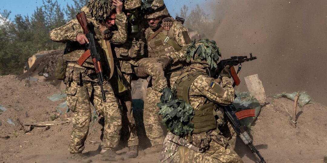 Боевики ВСУ под Волчанском бросают технику и сдаются, рассказали силовики