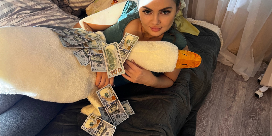 "Да 300 долларов это копейки-вкидывай- будешь с них по 3000 рублей в день зарабатывать" Как нас в очередной раз тянули в пирамиду.