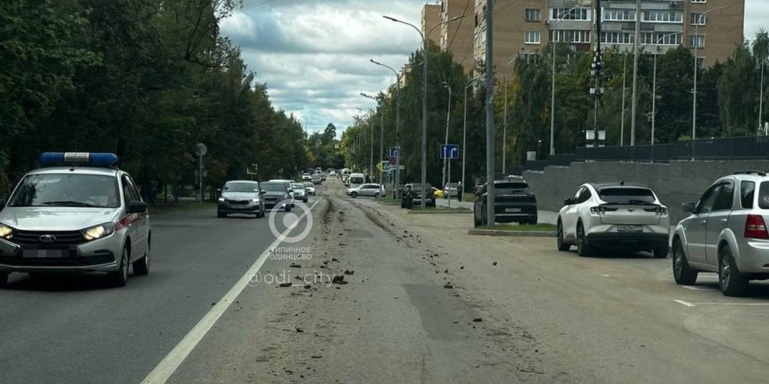 Грузовики, выезжающие с Центральной площади, превратили улицу Молодежная в грязевое месиво