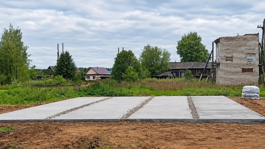 В Поломе строят спортивную площадку с резиновым покрытием