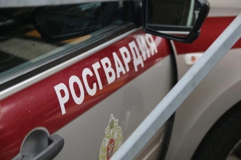 В Кировском районе сотрудники Росгвардии задержали мужчину, размахивавшего в магазине предметом, похожим на гранату