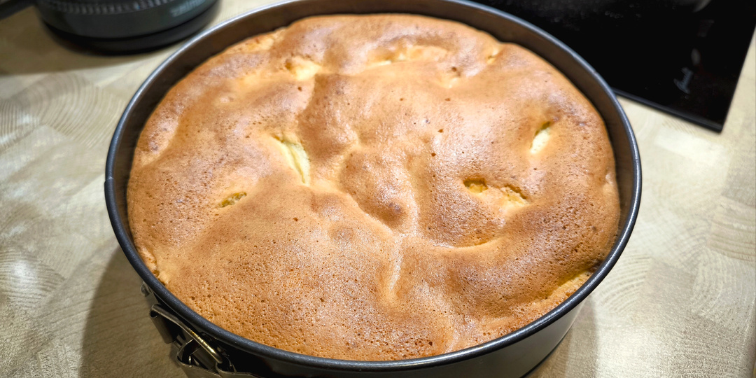Пышная шарлотка с яблоками в духовке — рецепт без разрыхлителя и соды — не опадает