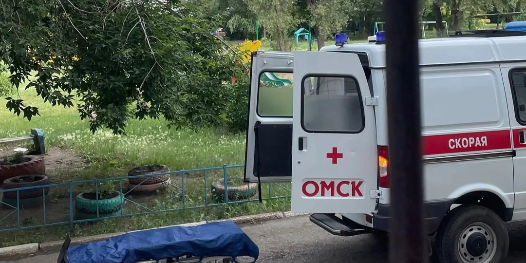 Рабочий сорвался со строительных лесов и скончался