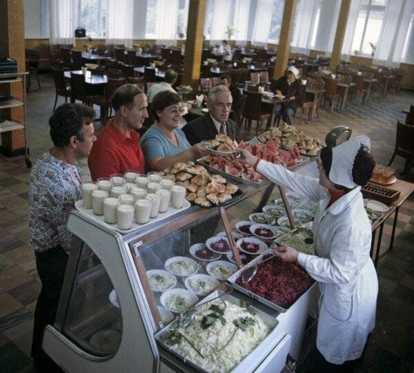 Обед на работе в СССР: 7 блюд обычной советской столовой