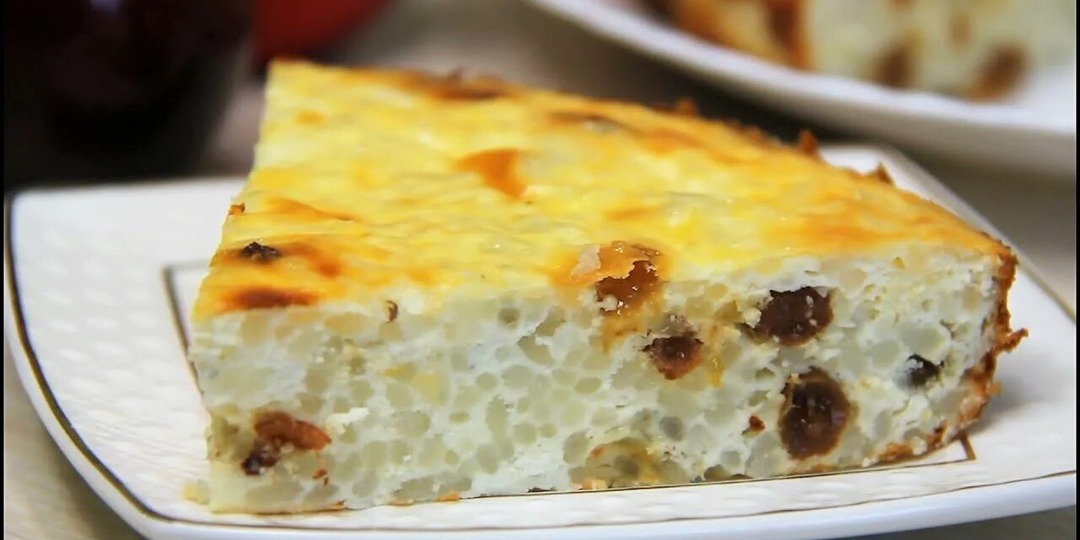 Творожно-рисовая запеканка с изюмом и яблоками. Она нежная, как облачко, немного сладкая, с кислинкой от яблок и ароматом ванили.