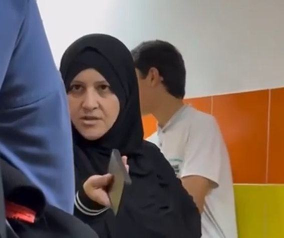 Дама в хиджабе ударила шестилетнюю девочку палкой за то, что та слишком громко смеялась и бегала по коридору поликлиники.