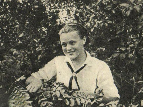 Гуля Королёва в "Артеке"