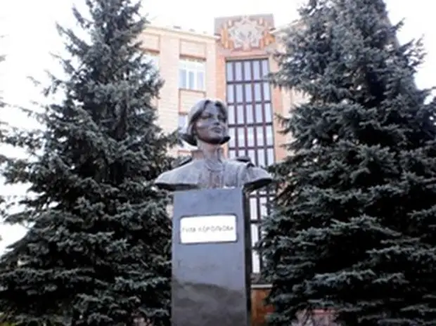 Памятник Гуле Королевой в городе Ровно рядом с Водным институтом народного хозяйства и природопользования (бывший Киевский Гидромелиоративный институт, в котором училась Гуля)